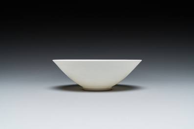 Een Chinese monochrome witte kom met anhua 'draken' decor, Yongle merk, Qing