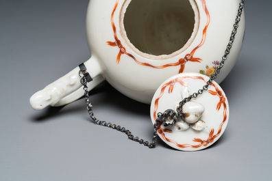 Cinq th&eacute;i&egrave;res en porcelaine de Chine famille rose, Yongzheng/Qianlong