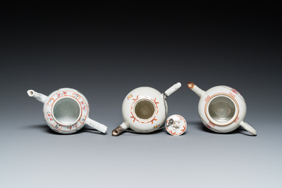 Cinq th&eacute;i&egrave;res en porcelaine de Chine famille rose, Yongzheng/Qianlong