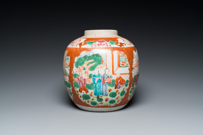 Pot en porcelaine de Chine famille rose &agrave; sujet mandarin au couvercle et socle en bois, Qianlong/Jiaqing