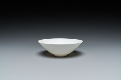 Een Chinese monochrome witte kom met anhua 'draken' decor, Yongle merk, Qing