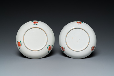 Een paar Chinese famille verte borden, Kangxi