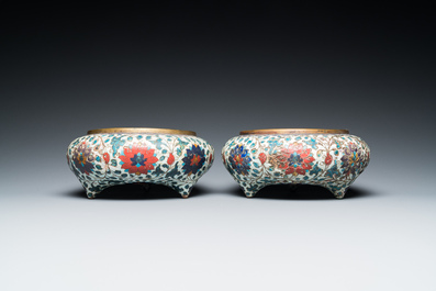 Een paar Chinese driepotige cloisonn&eacute; wierookbranders, Fang Ming merk, Qing