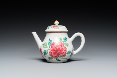 Een Chinese famille rose theepot en deksel met pioenen, Yongzheng