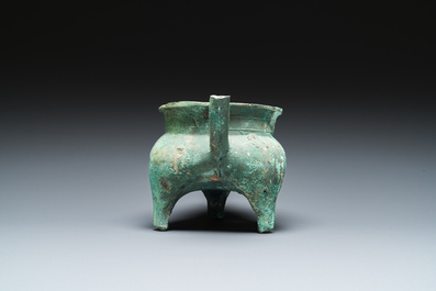 A Chinese bronze 'he' wine ewer, Western Zhou, ca. 11th-8th C. b.C.