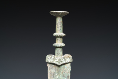 Een Chinees bronzen zwaard, Periode der Strijdende Staten, 5/4e eeuw v.C.
