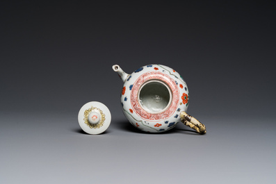 Th&eacute;i&egrave;re en porcelaine de Chine famille verte &agrave; d&eacute;cor d'antiquit&eacute;s, Kangxi