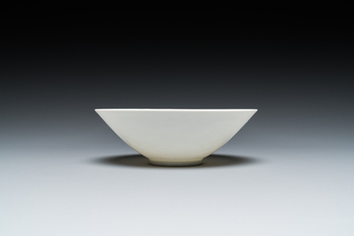 Een Chinese monochrome witte kom met anhua 'draken' decor, Yongle merk, Qing