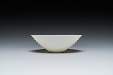 Een Chinese monochrome witte kom met anhua 'draken' decor, Yongle merk, Qing