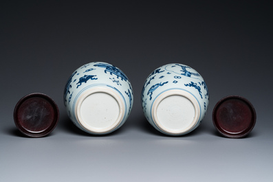 Een paar Chinese blauw-witte potten met decor van antiquiteiten, Kangxi