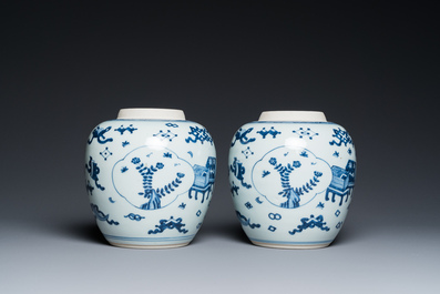 Een paar Chinese blauw-witte potten met decor van antiquiteiten, Kangxi