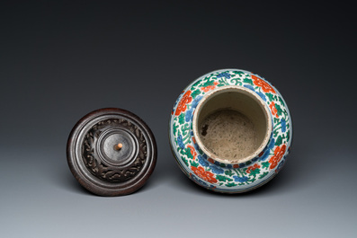 Een Chinese wucai vaas met houten deksel, Transitie periode