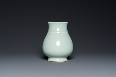 Een Chinese celadon 'hu' vaas, Qianlong merk, 19/20e eeuw