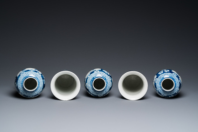 Een Chinees blauw-wit kaststel van vijf vazen, Kangxi merk, 19e eeuw