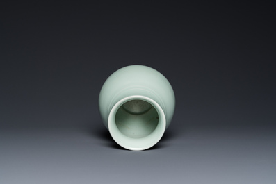 Een Chinese celadon 'hu' vaas, Qianlong merk, 19/20e eeuw