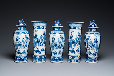 Een Chinees blauw-wit kaststel van vijf vazen, Kangxi merk, 19e eeuw