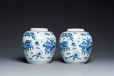 Een paar Chinese blauw-witte potten met decor van antiquiteiten, Kangxi
