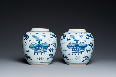 Een paar Chinese blauw-witte potten met decor van antiquiteiten, Kangxi