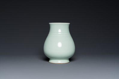 Een Chinese celadon 'hu' vaas, Qianlong merk, 19/20e eeuw