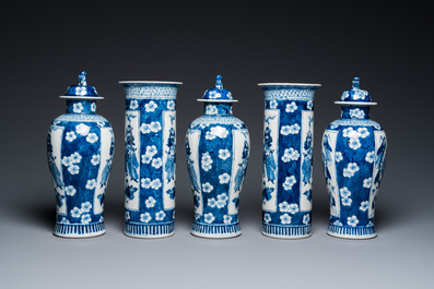 Een Chinees blauw-wit kaststel van vijf vazen, Kangxi merk, 19e eeuw