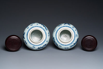 Een paar Chinese blauw-witte potten met decor van antiquiteiten, Kangxi