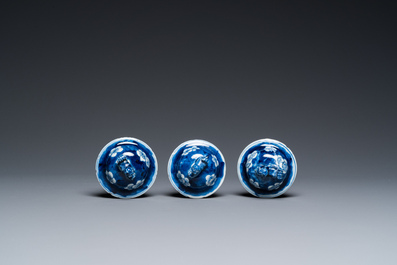 Een Chinees blauw-wit kaststel van vijf vazen, Kangxi merk, 19e eeuw