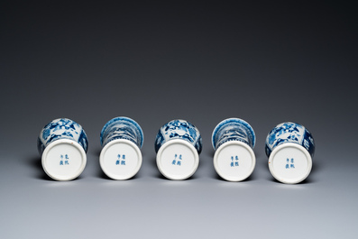 Een Chinees blauw-wit kaststel van vijf vazen, Kangxi merk, 19e eeuw