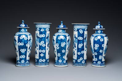 Een Chinees blauw-wit kaststel van vijf vazen, Kangxi merk, 19e eeuw