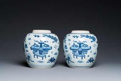 Een paar Chinese blauw-witte potten met decor van antiquiteiten, Kangxi