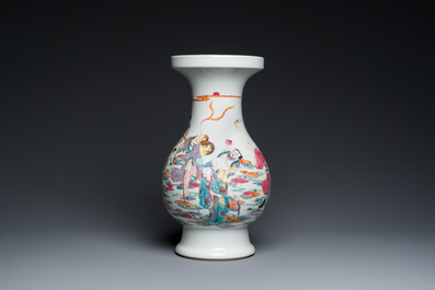 A Chinese famille rose Yongzheng-style vase, 20th C.