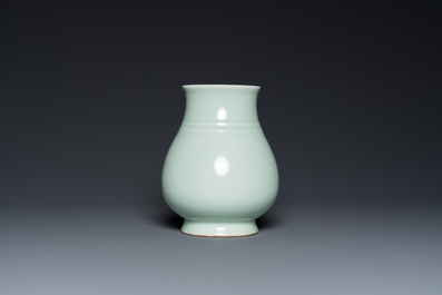 Een Chinese celadon 'hu' vaas, Qianlong merk, 19/20e eeuw