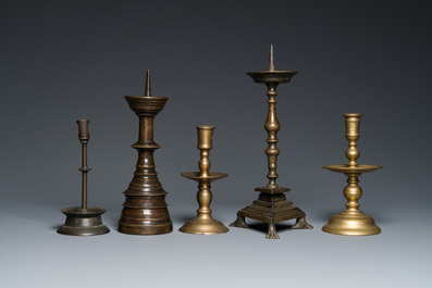 Cinq bougeoirs en bronze et cuivre, 16&egrave;me et post&eacute;rieur
