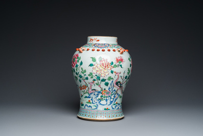 Een Chinese famille rose vaas met houten deksel, 19e eeuw