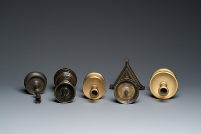 Cinq bougeoirs en bronze et cuivre, 16&egrave;me et post&eacute;rieur
