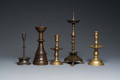Cinq bougeoirs en bronze et cuivre, 16&egrave;me et post&eacute;rieur