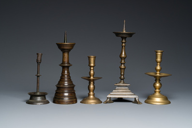 Cinq bougeoirs en bronze et cuivre, 16&egrave;me et post&eacute;rieur