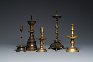 Cinq bougeoirs en bronze et cuivre, 16&egrave;me et post&eacute;rieur