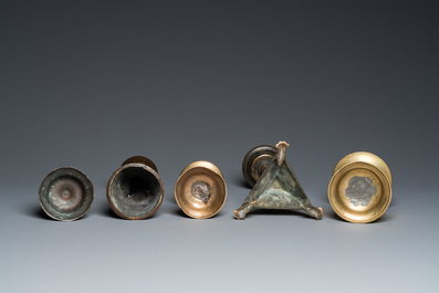 Cinq bougeoirs en bronze et cuivre, 16&egrave;me et post&eacute;rieur