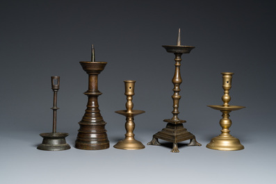 Cinq bougeoirs en bronze et cuivre, 16&egrave;me et post&eacute;rieur