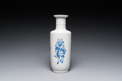 Een Chinese blauw-witte 'Sanxing' rouleau vaas, wellicht 19e eeuw