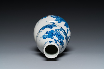 Een Chinese blauw-witte kalebasvaas, 19e eeuw