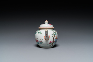 Een Chinese famille rose theepot met een dame en een kind in een tuin, Qianlong