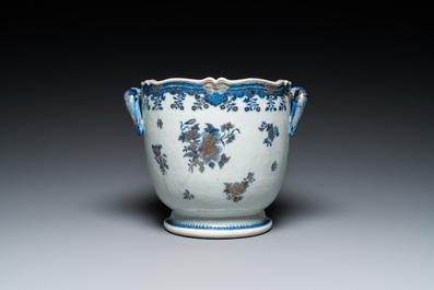 Een Chinese blauw-witte en deels vergulde wijnkoeler, Qianlong