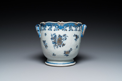Een Chinese blauw-witte en deels vergulde wijnkoeler, Qianlong