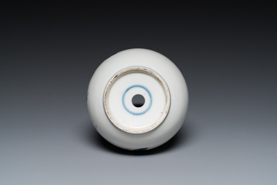Een Chinese blauw-witte kalebasvaas, 19e eeuw