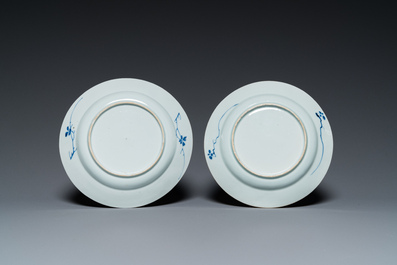 Een paar Chinese blauw-witte borden met geleerden, Kangxi