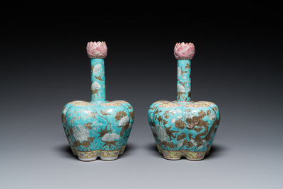 Een paar Chinese famille rose bloemenvazen met draken op turquoise fondkleur, 19e eeuw