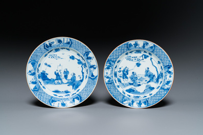 Een paar Chinese blauw-witte borden met geleerden, Kangxi