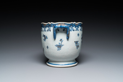 Een Chinese blauw-witte en deels vergulde wijnkoeler, Qianlong