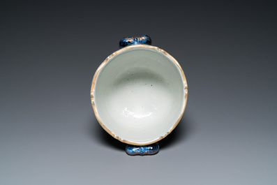 Een Chinese blauw-witte en deels vergulde wijnkoeler, Qianlong